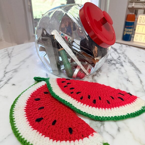 Retro Cookie jar Filled with retro kitchen utensils - Picture 17 of 17